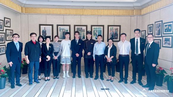 领导在西郊宾馆明星墙前合影