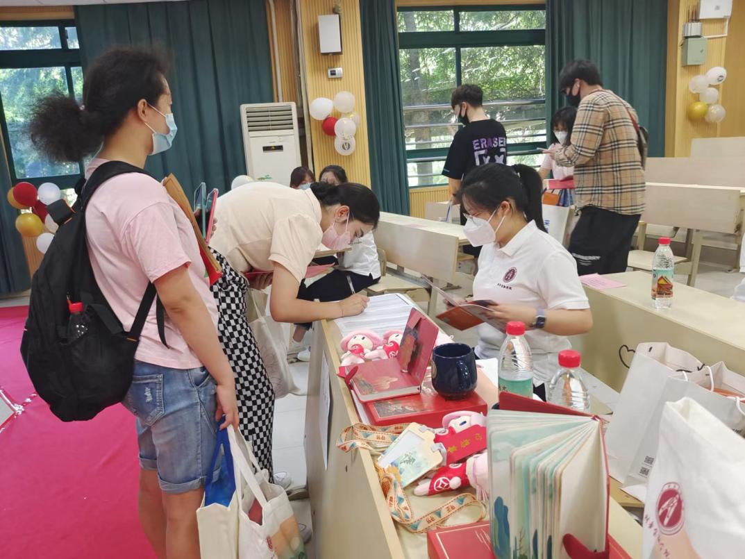 图为新生领取文创用品和一卡通 图为新生领取文创用品和一卡通