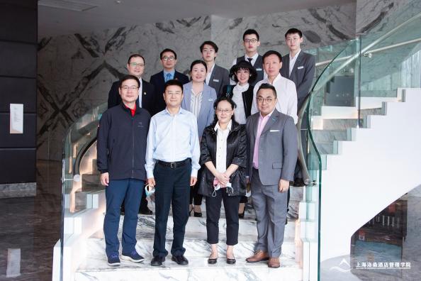 学院领导与艾美酒店方合影