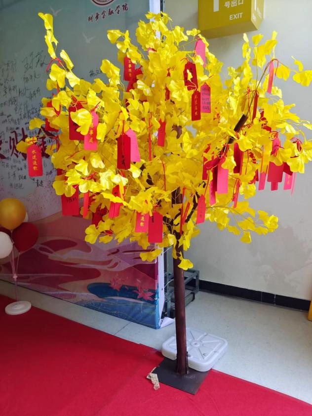 图为悬满新生祈愿的许愿树 图为悬满新生祈愿的许愿树