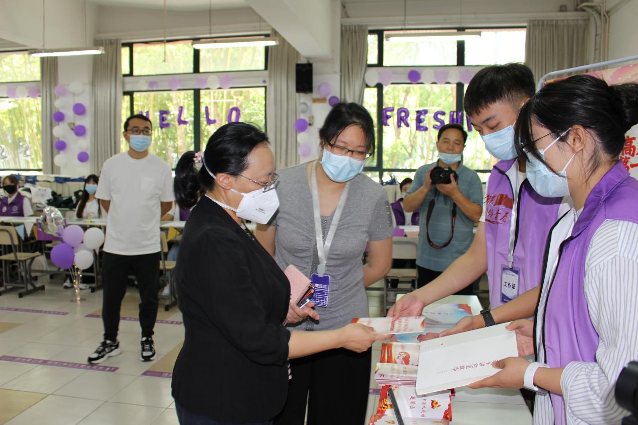 图为学校领导了解我院迎新工作 图为学校领导了解我院迎新工作