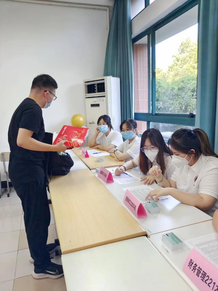 图为新生领取文创用品和一卡通 图为新生领取文创用品和一卡通