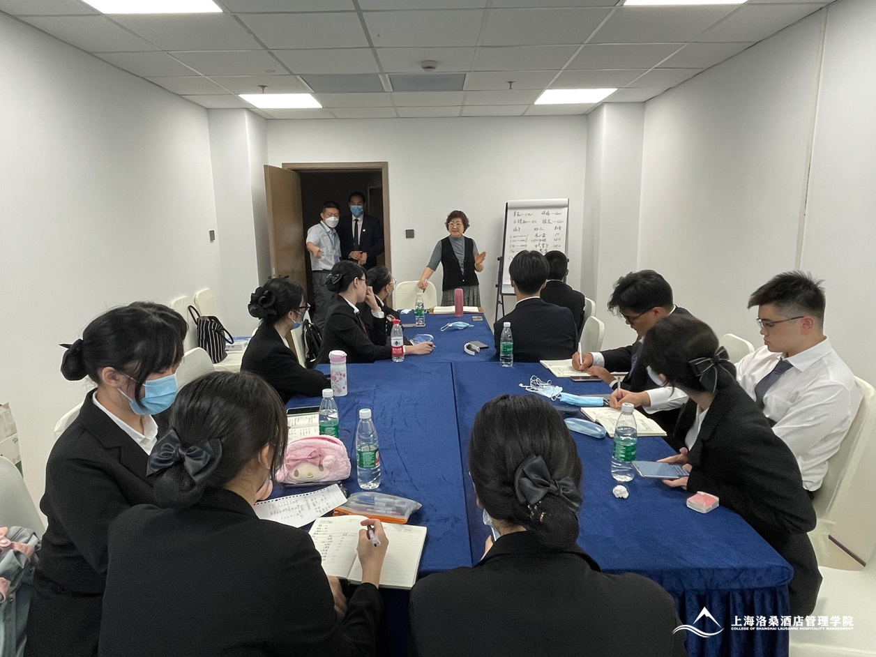 图为学院教师考察管事部教学