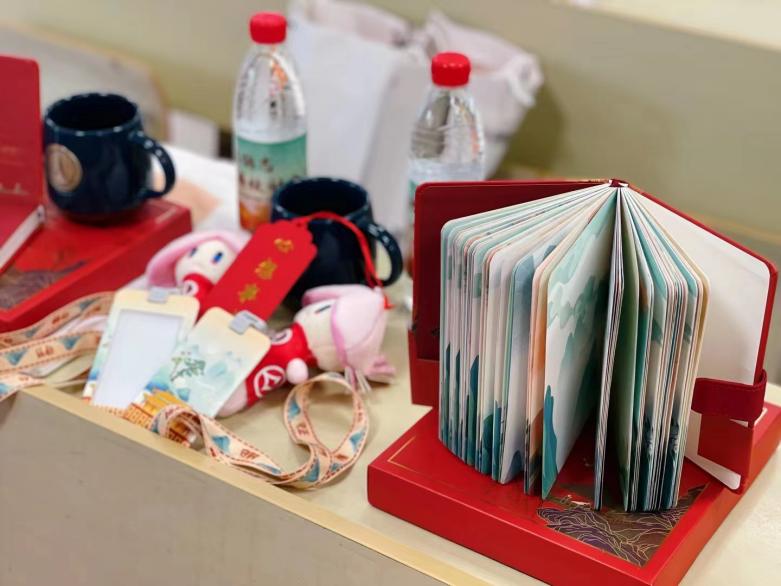 图为学院为新生准备的礼物 图为学院为新生准备的礼物