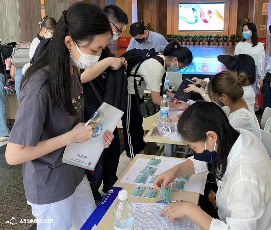 图为新生报到现场 图为新生报到现场