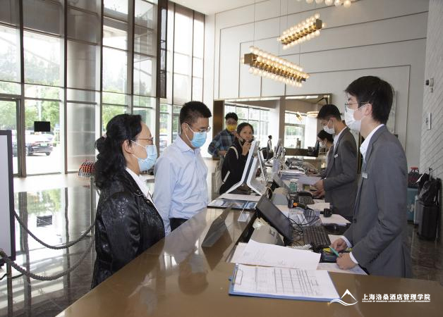 领导考察西郊宾馆大堂处学生实习岗