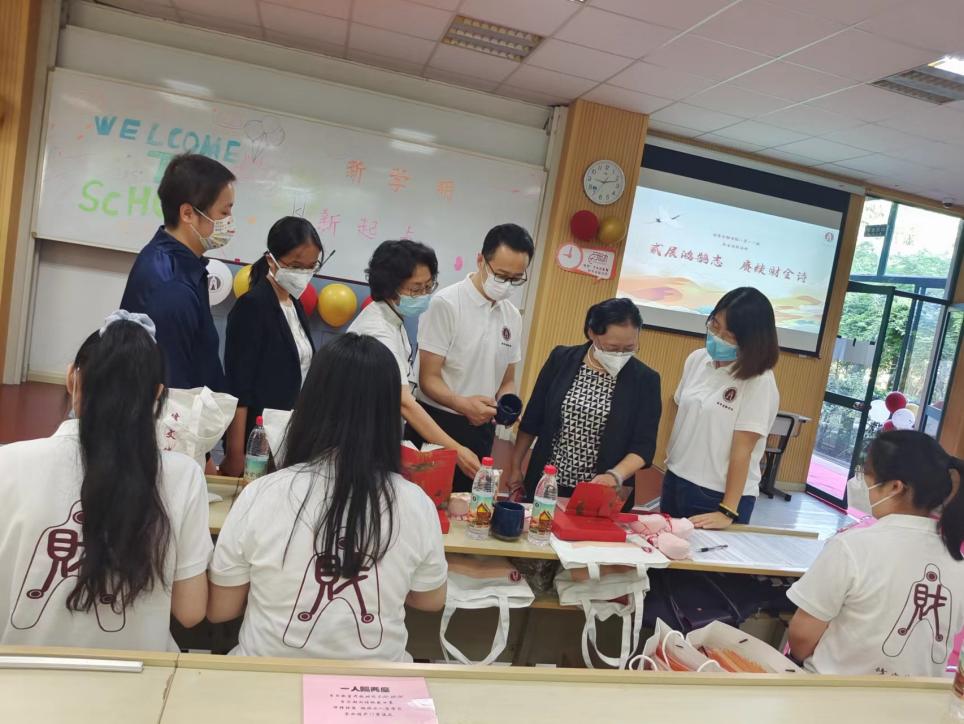 图为领导关心新生报到工作 图为领导关心新生报到工作