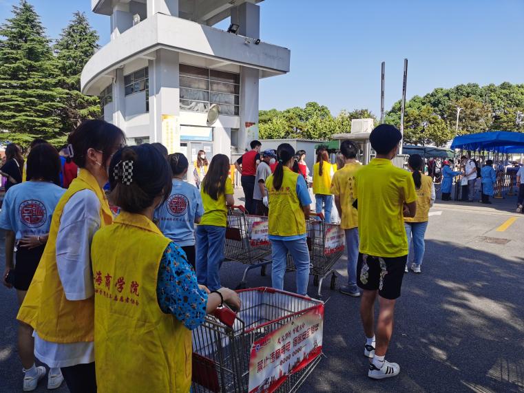 图为志愿者整装待发协助新生进校 图为志愿者整装待发协助新生进校