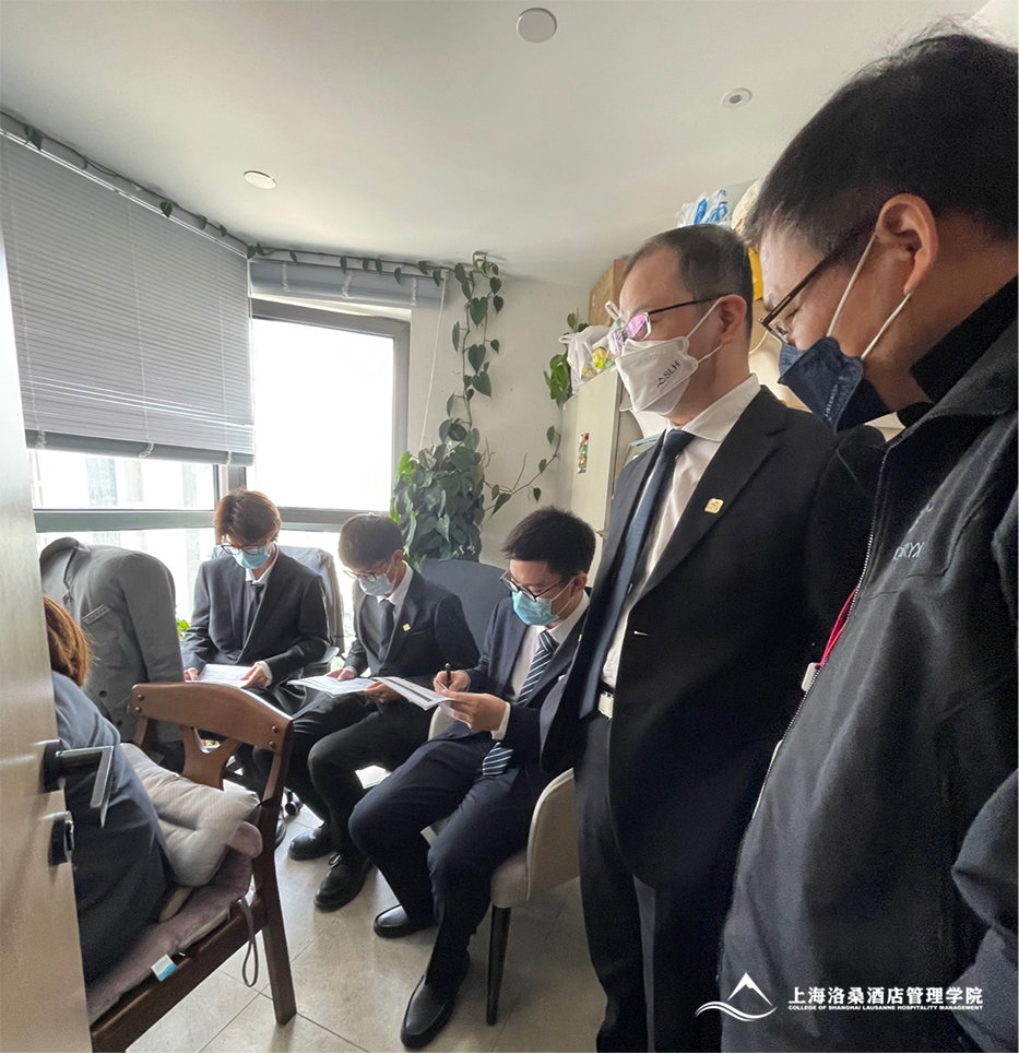 图为学院院长任建标考察学生实训课堂