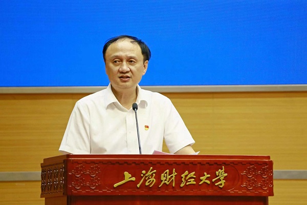 图为上海财经大学党委书记许涛讲话