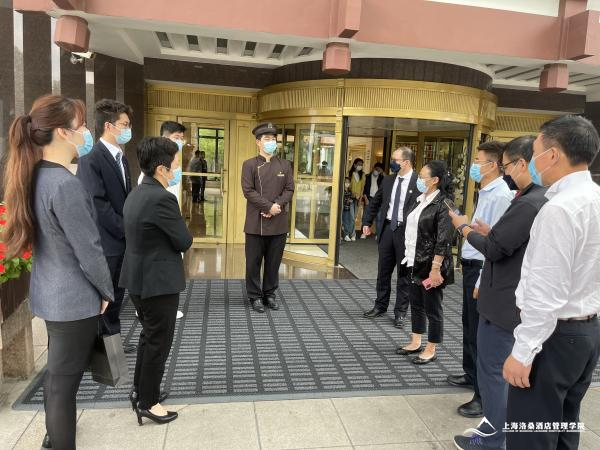 领导考察西郊宾馆实习教学活动