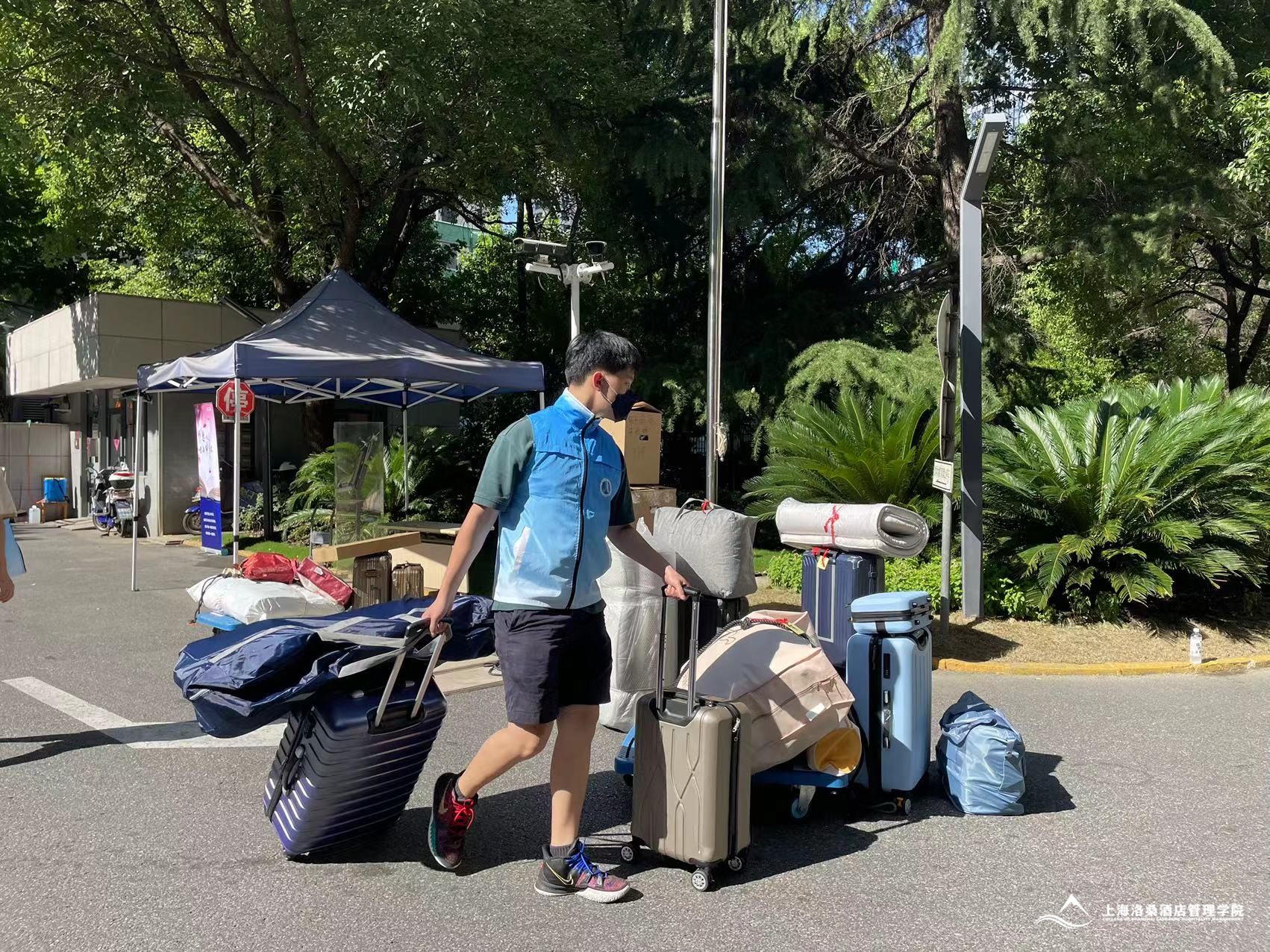 图为新生报到现场 图为新生报到现场