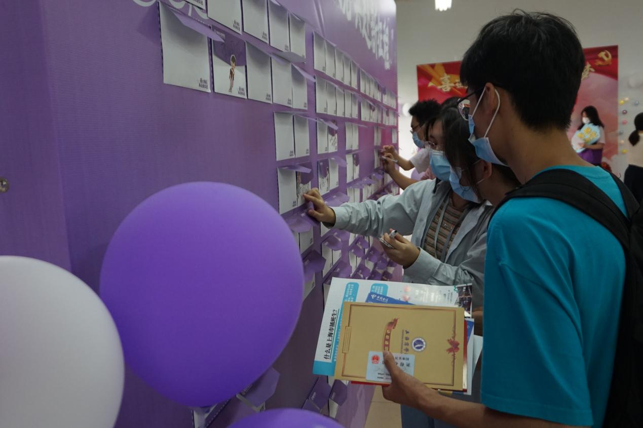 图为新生参与“语你相见,共赴新征程—你的第一封信”活动 图为新生参与“语你相见,共赴新征程—你的第一封信”活动