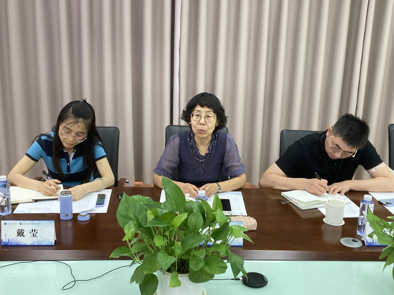 图为贺瑛副校长作讲话