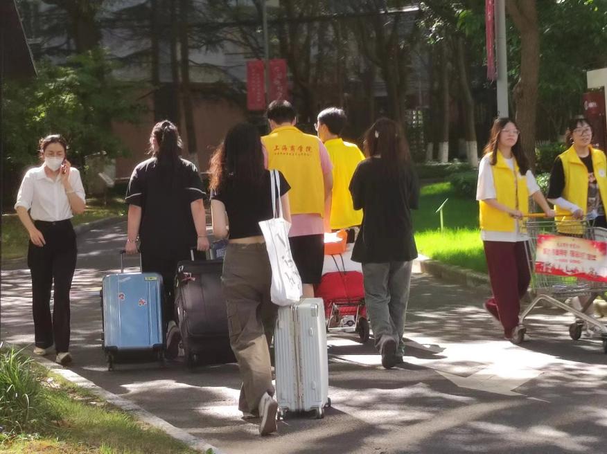 图为志愿者与新生共同进校 图为志愿者与新生共同进校