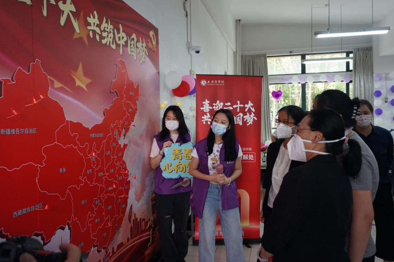 图为学校领导了解我院迎新工作 图为学校领导了解我院迎新工作