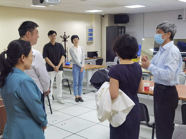 图为唐校长看望现场