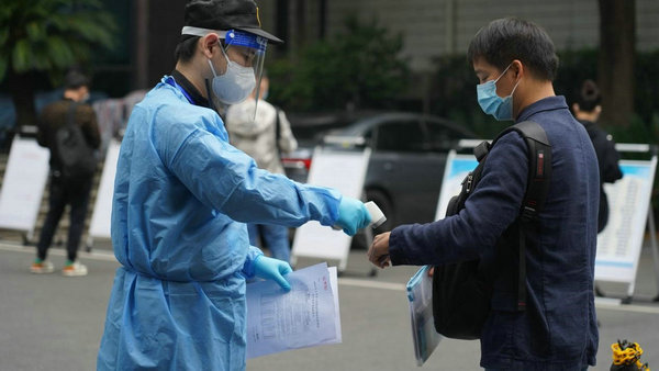 考生进场体温检测现场