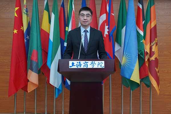 图为陈巍发言 图为陈巍发言