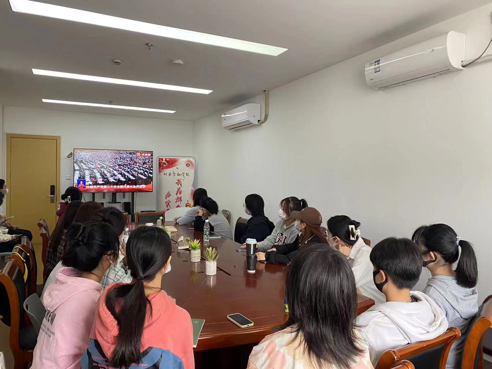 图为学生代表线下观看情况 图为学生代表线下观看情况