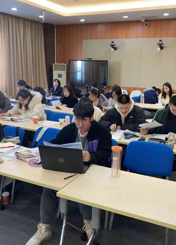 图为“和煦晨光 书声琅琅”晨读风貌评选活动 图为“和煦晨光 书声琅琅”晨读风貌评选活动