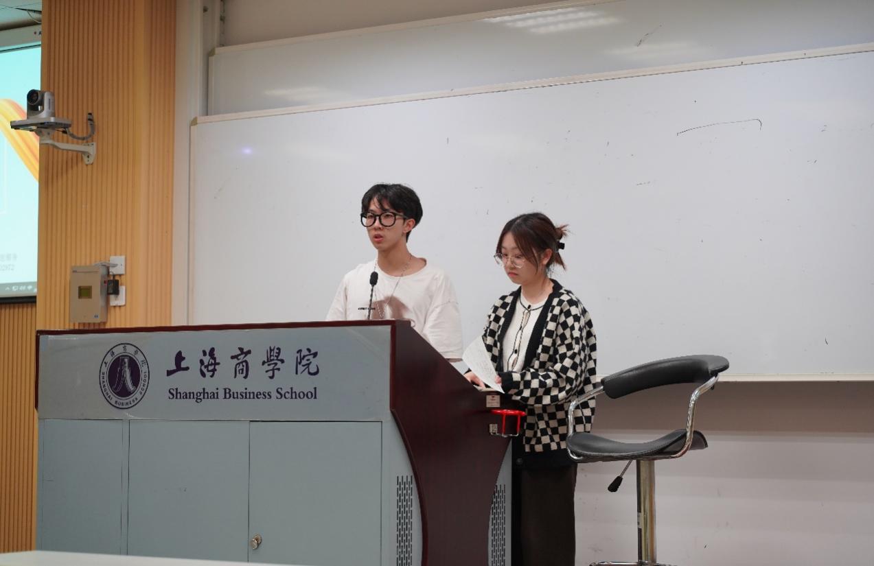 （图为“小老师”为同学们讲解习题）