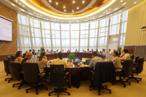 图为在闵行经济开发区开展现场教学 图为在闵行经济开发区开展现场教学