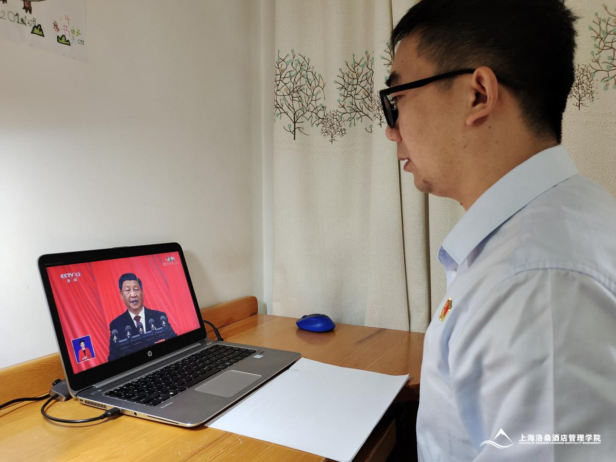 图为学院党支部书记、副院长席宇斌在线观看党的二十大直播 图为学院党支部书记、副院长席宇斌在线观看党的二十大直播