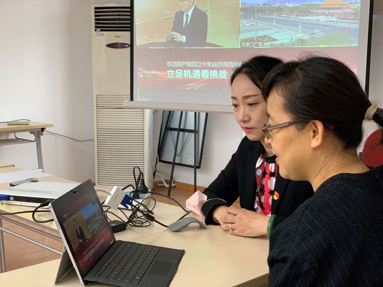 图为领导班子线下集体观看 图为领导班子线下集体观看