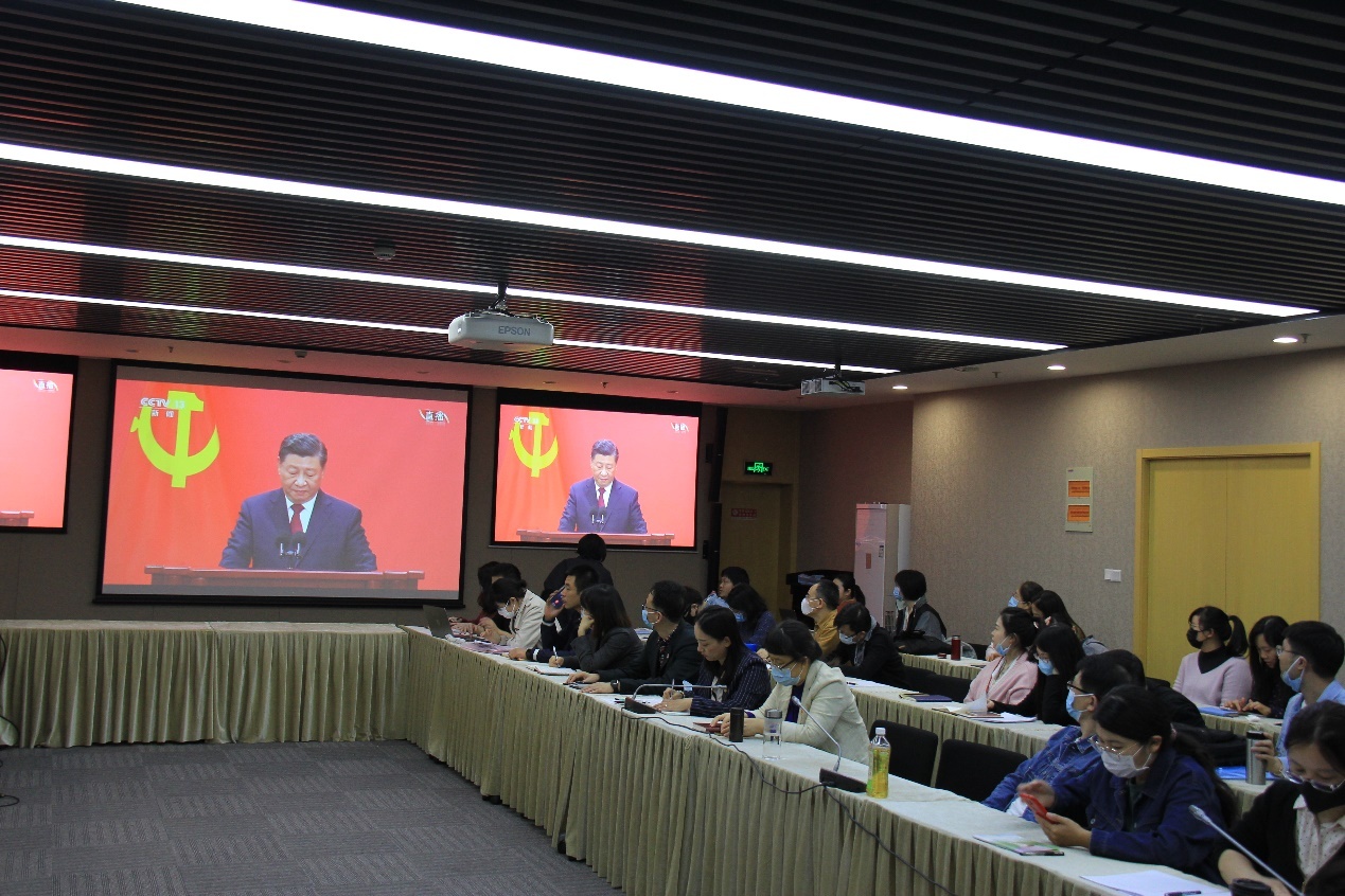 图为现场观看情况