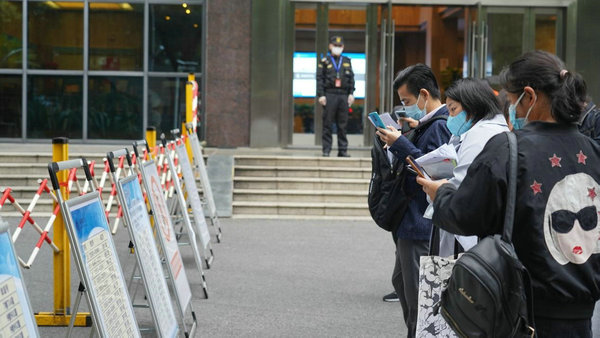 考生查找考场信息现场