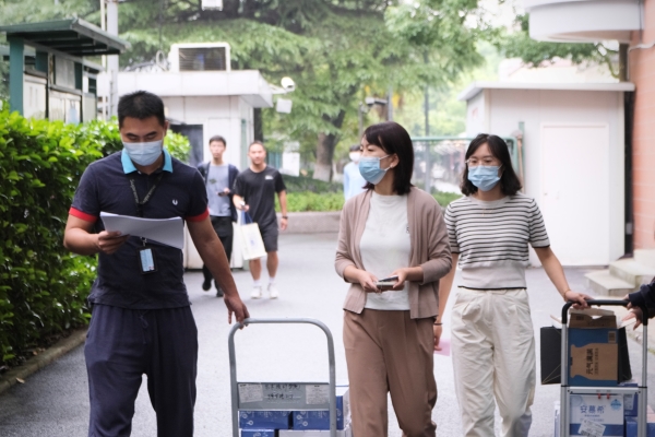 图为院党总支副书记、副院长潘懿敏、专职辅导员孙浩浩、汪晏梅前往新生寝室慰问 图为院党总支副书记、副院长潘懿敏、专职辅导员孙浩浩、汪晏梅前往新生寝室慰问