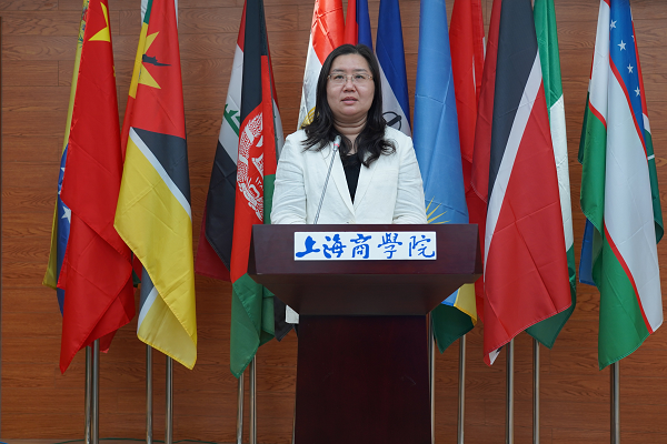 图为陈清芬发言 图为陈清芬发言