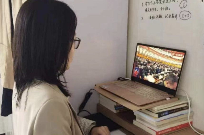 文法学院预备党员杨敏观看党的二十大开幕 文法学院预备党员杨敏观看党的二十大开幕