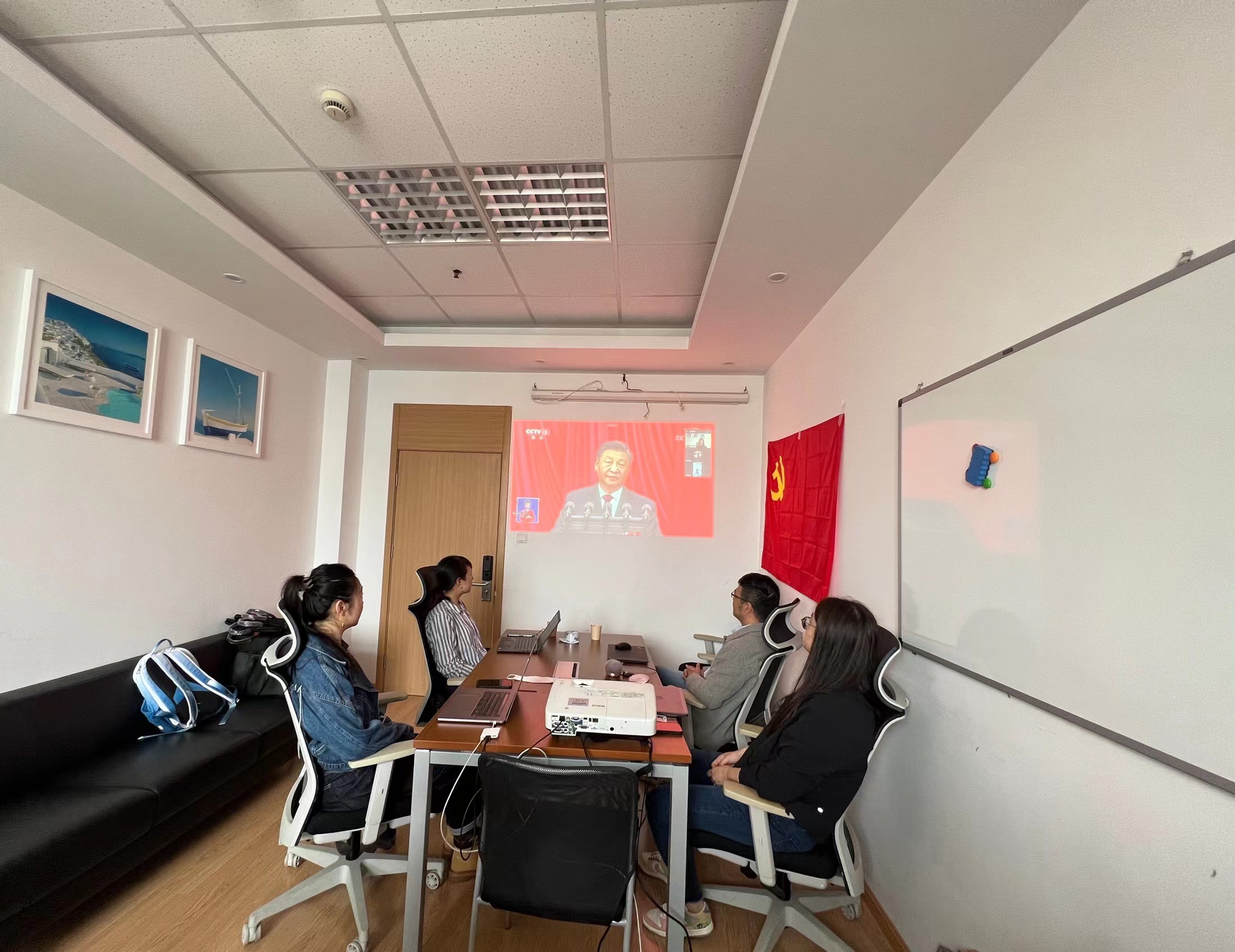 图为线下观看现场截图 图为线下观看现场截图