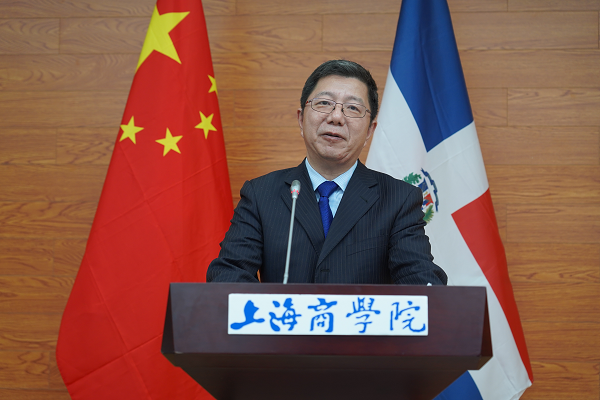 图为专家代表发言 图为专家代表发言