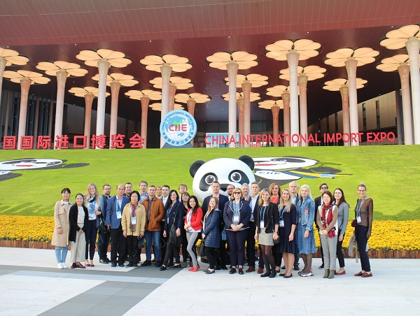 图为学员参观进博会 图为学员参观进博会