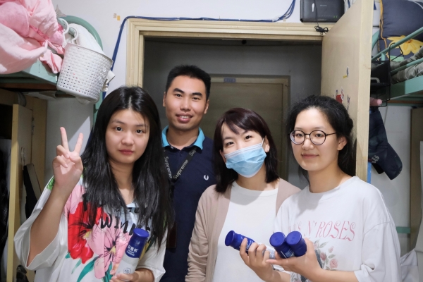 图为潘懿敏副书记、孙浩浩老师和同学们在一起 图为潘懿敏副书记、孙浩浩老师和同学们在一起