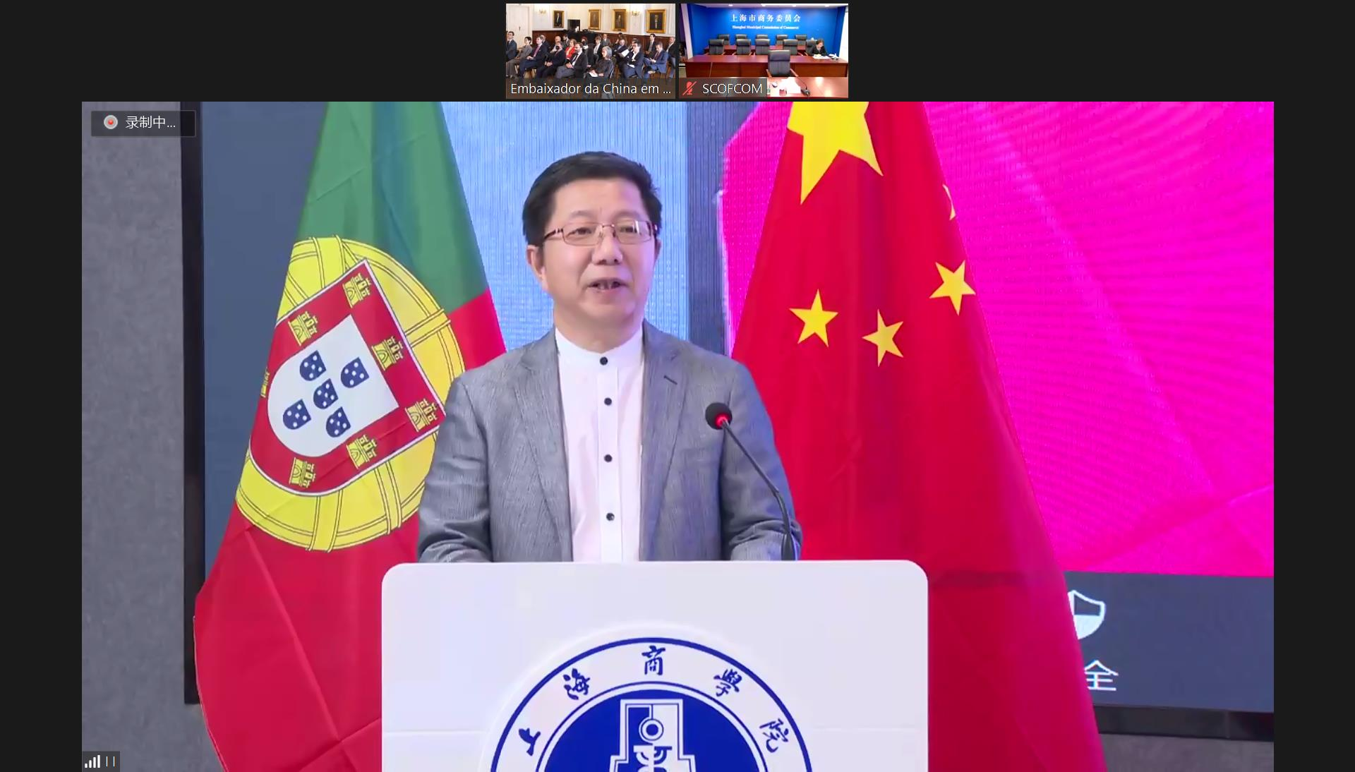 图为冯叔君研究员发言