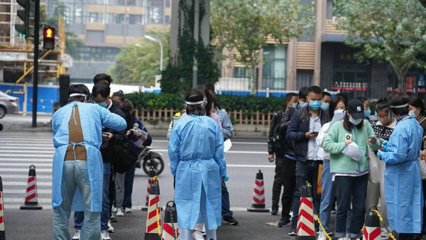 考生有序排队入场现场