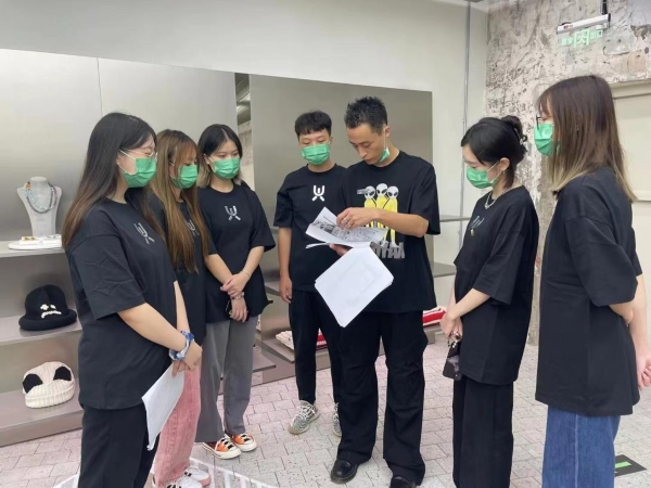 聆听企业导师周云逸关于市场时尚女装品牌的分析 聆听企业导师周云逸关于市场时尚女装品牌的分析