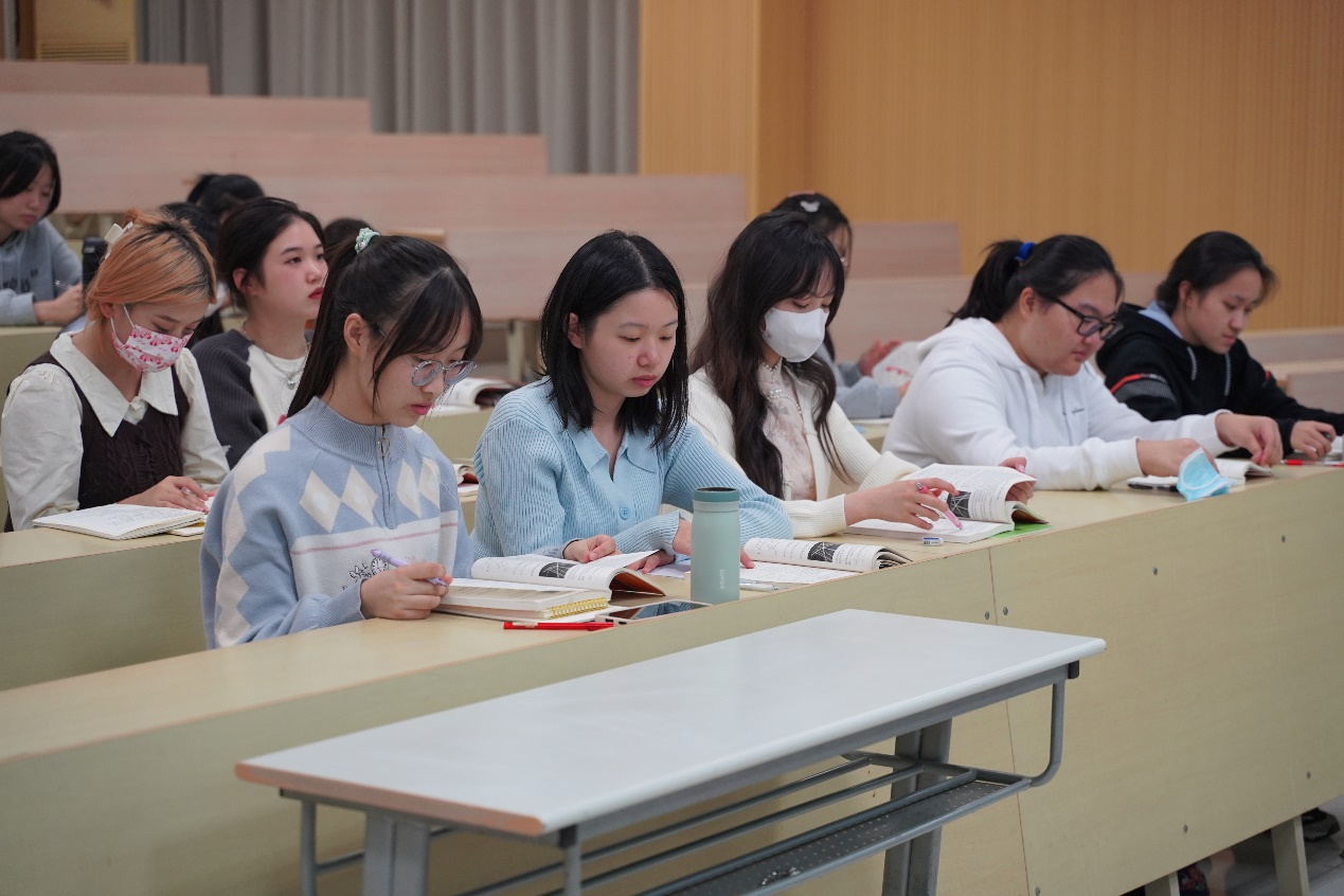 （图为同学们正在认真听讲）