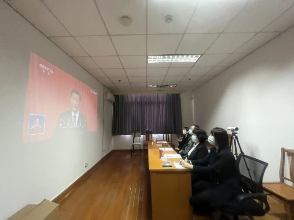 图为艺术设计学院党总支理论中心组观看党的二十大开幕式