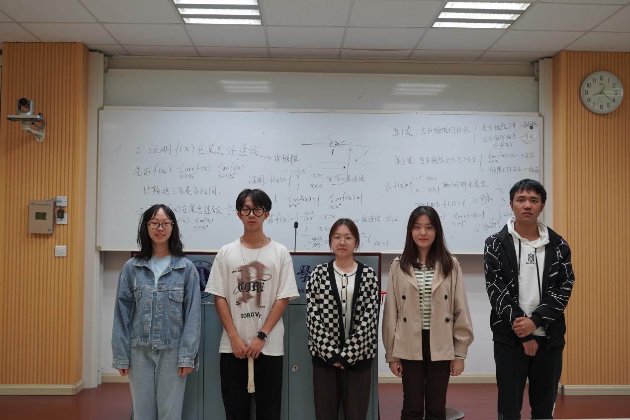 （图为“朋辈计划”全体“小老师”合影留念）