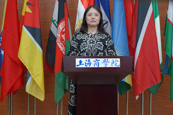 图为车春鹂发言 图为车春鹂发言