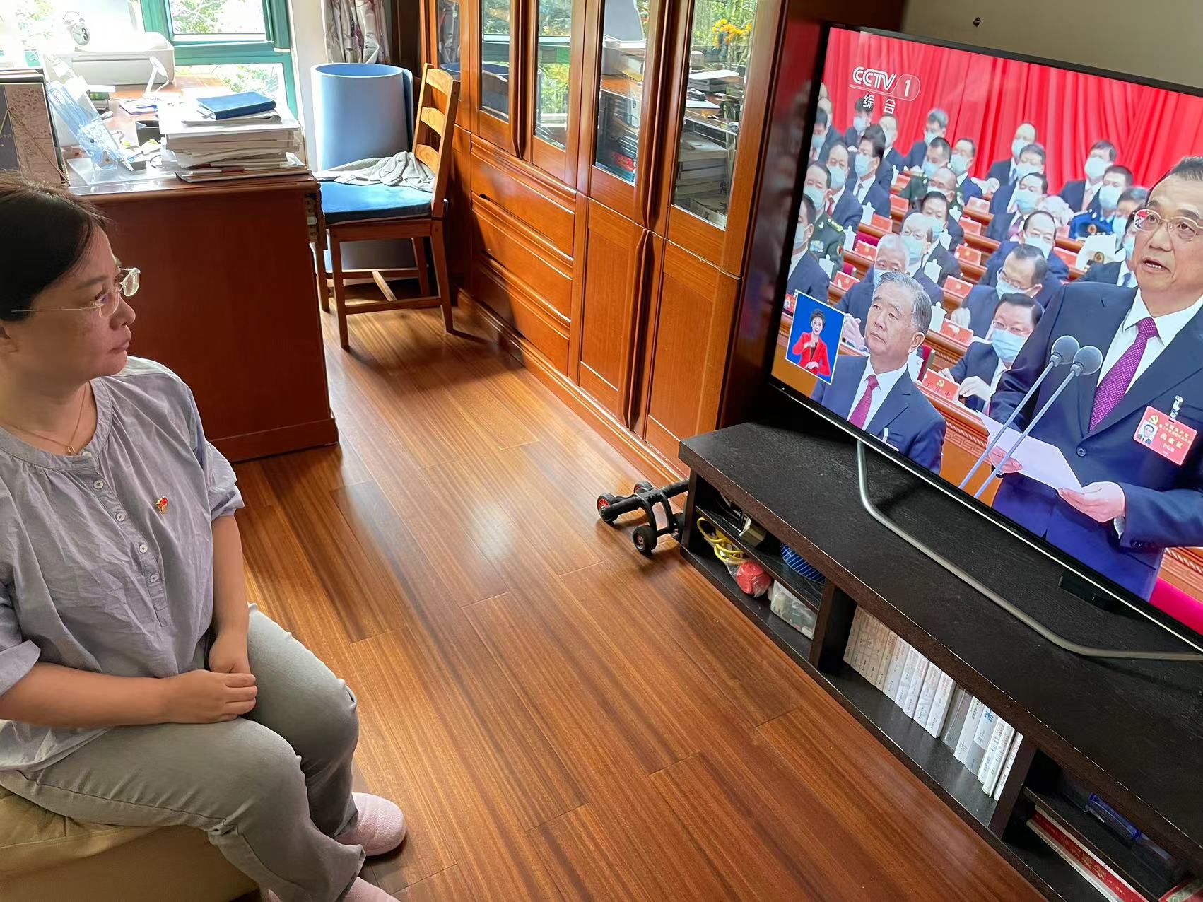 图为党员教师在家观看情况 图为党员教师在家观看情况