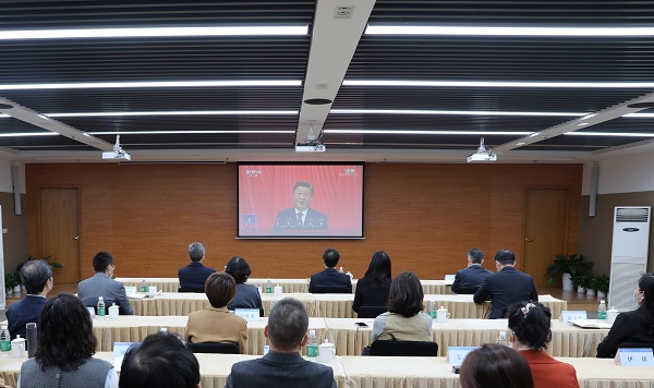 图为校党政班子成员，全体党委委员在1401集中观看现场