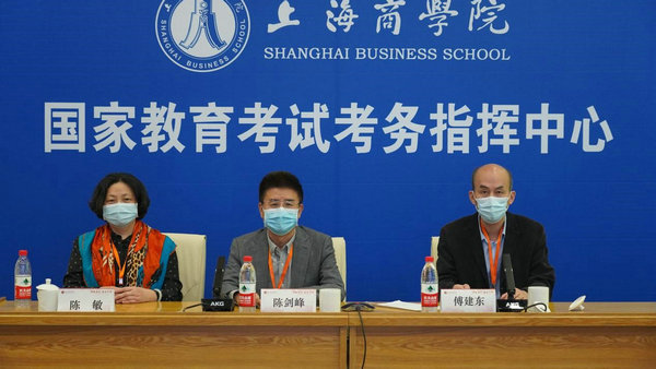 陈校长在学校考试指挥中心