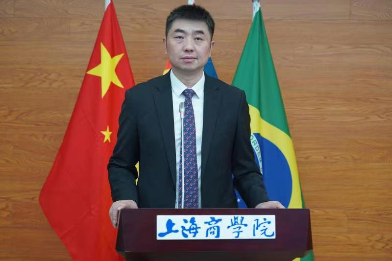 图为陈巍发言 图为陈巍发言