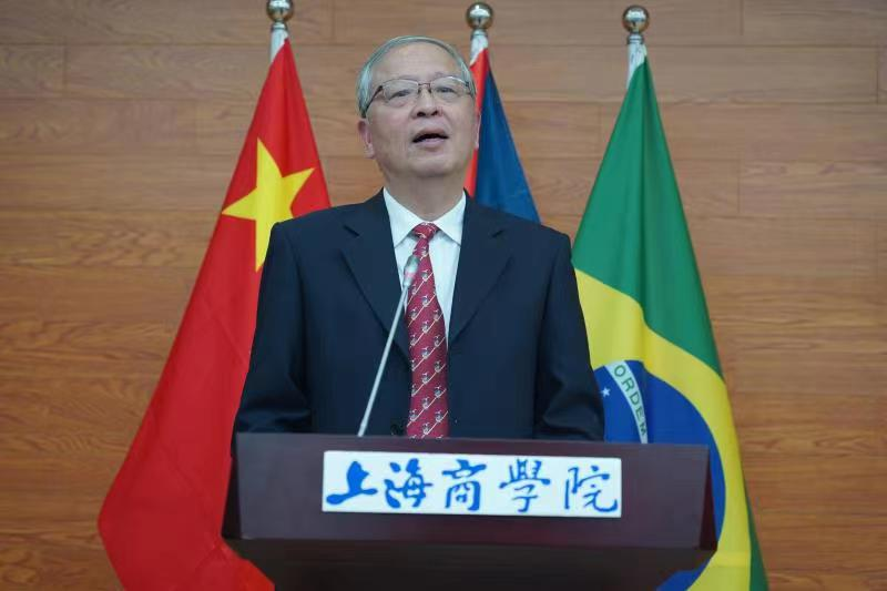 图为专家代表发言 图为专家代表发言